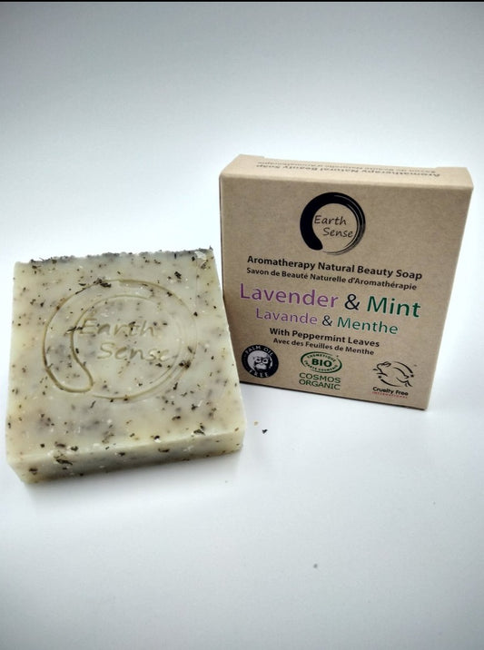 Biologische zeep | lavendel & munt met geraspte muntblaadjes